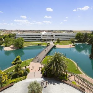 Campus de Villaviciosa de la Universidad Europea de Madrid, un entorno moderno para los estudiantes con instalaciones de alta calidad.