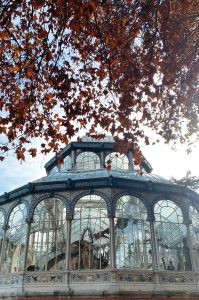 Palacio de Cristal en el Parque del Retiro en Madrid, un magnífico edificio de vidrio rodeado de naturaleza.