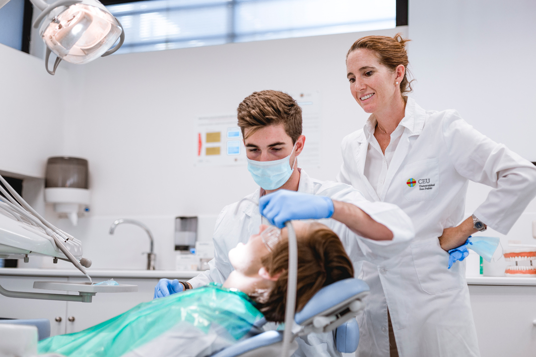 Étudiant en dentaire en Espagne en formation pratique